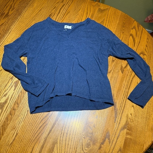 Pact V-Neck Organic Cotton Size Medium - Picture 1 of 4